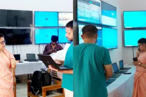 बहराइच: जिले के 50 प्रतिशत बूथों की होगी वेबकास्टिंग, कमाण्ड सेन्टर व इंटीग्रेटेड कन्ट्रोल रूम का DM ने किया निरीक्षण 